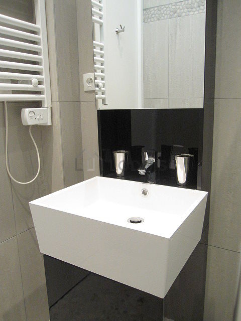 Beautiful and bright bathroom with tile floor