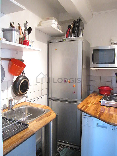 Belle cuisine avec du carrelage au sol