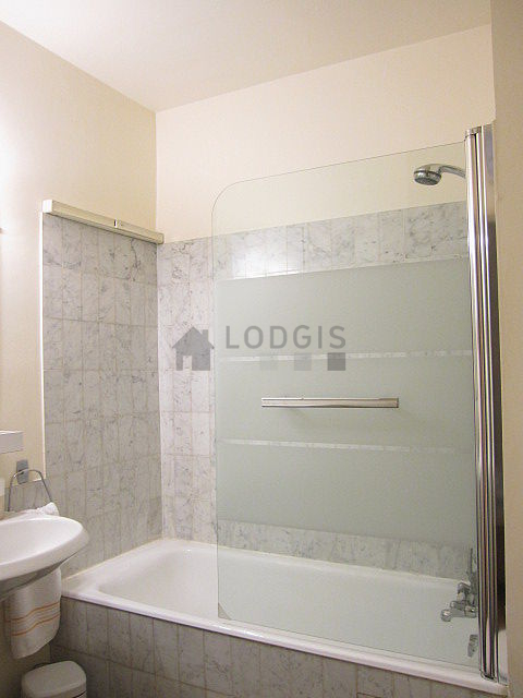 Bathroom equipped with bath towels