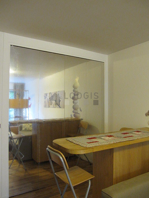 Belle cuisine avec du parquet au sol