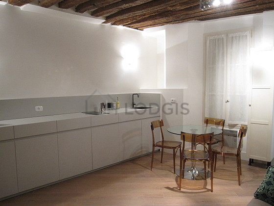 Living room furnished with 4 chair(s)