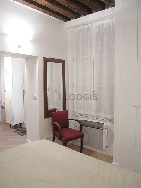 Chambre de 8m² avec du carrelage au sol