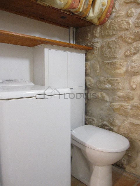 Belle salle de bain avec du carrelage au sol