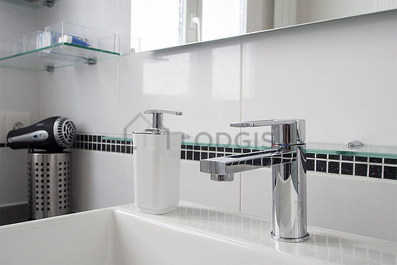 Salle de bain équipée de lave linge, serviettes de bain