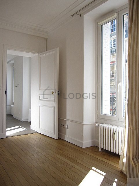 Chambre de 5m² avec du parquet au sol