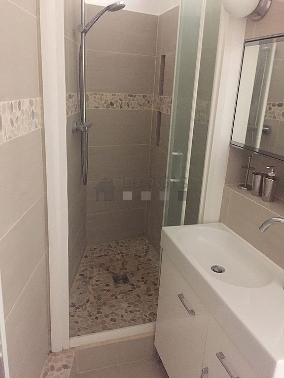Belle salle de bain avec du carrelage au sol