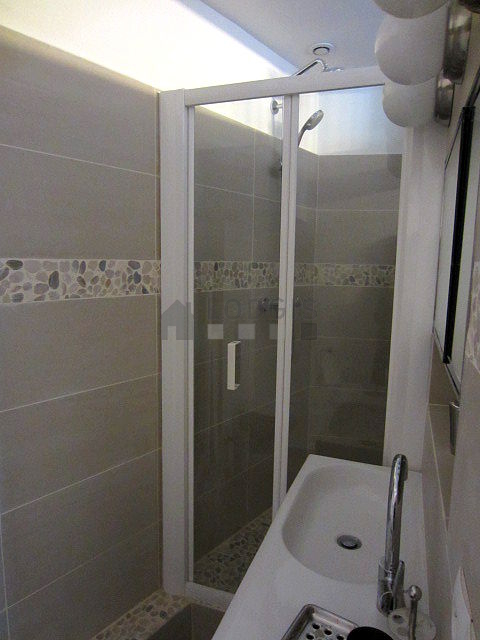 Salle de bain équipée de serviettes de bain