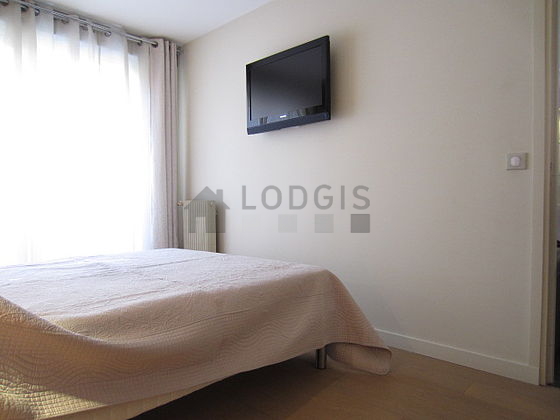 Chambre avec fenêtres double vitrage donnant sur rue