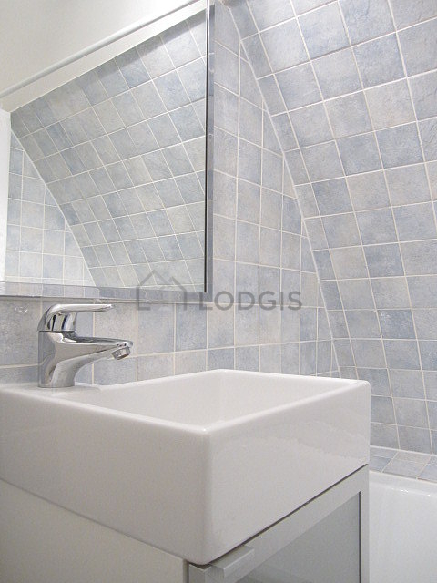 Bathroom equipped with bath towels