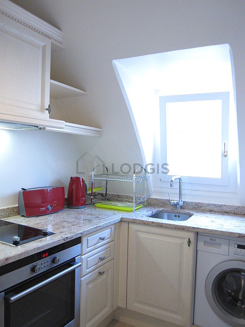 Cuisine équipée de lave linge, réfrigerateur, freezer, hotte