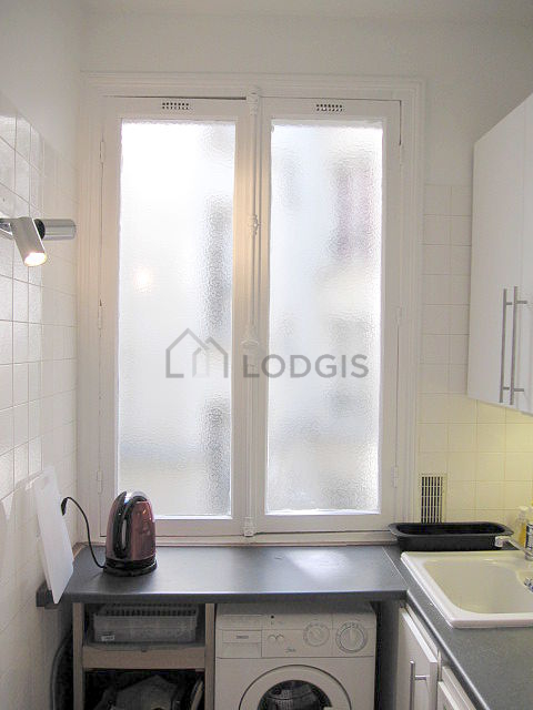Cuisine équipée de lave linge, réfrigerateur, hotte, vaisselle