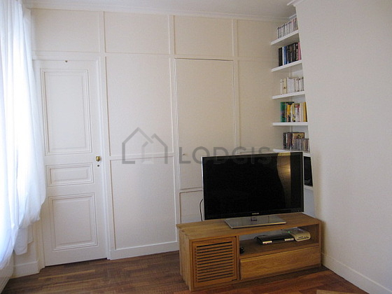 Salon de 10m² avec du parquet au sol