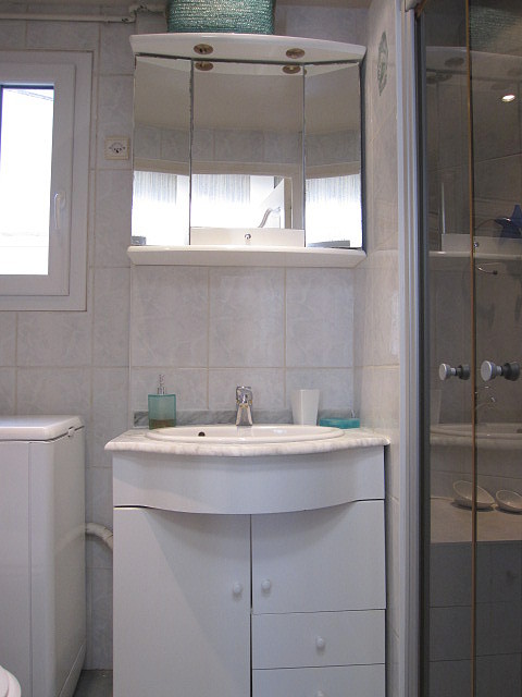 Salle de bain équipée de lave linge, sèche linge, serviettes de bain