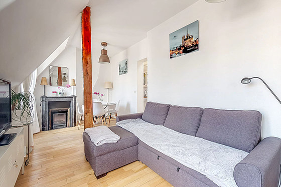 Séjour équipé de 1 canapé(s) lit(s) de 140cm, télé, chaine hifi, 1 fauteuil(s)