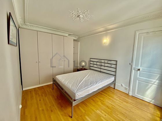 Bedroom of 13m² with wooden floor