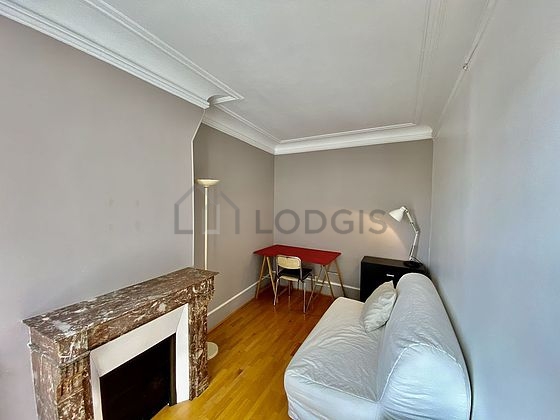 Bedroom of 10m² with wooden floor