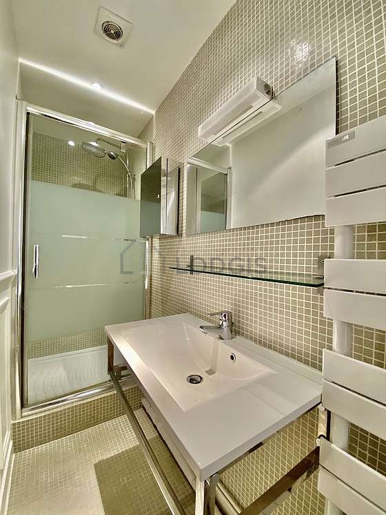 Salle de bain équipée de serviettes de bain