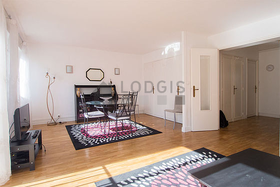 Salon avec du parquet au sol