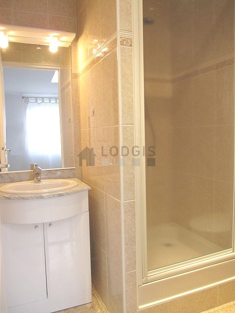 Belle salle de bain claire avec du carrelage au sol