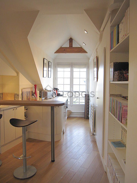 Cuisine dînatoire pour 2 personne(s) équipée de plaques de cuisson, réfrigerateur, freezer, hotte