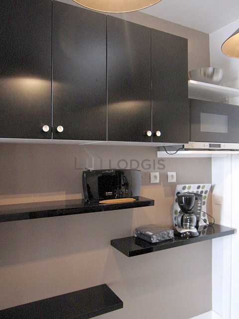 Cuisine équipée de plaques de cuisson, réfrigerateur, freezer, hotte