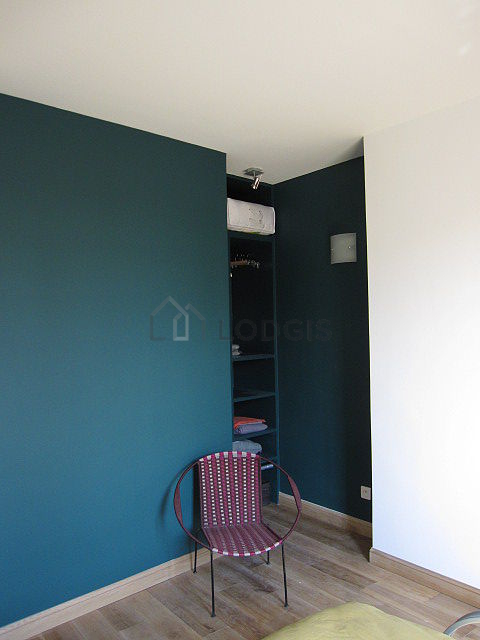 Chambre avec du parquet au sol