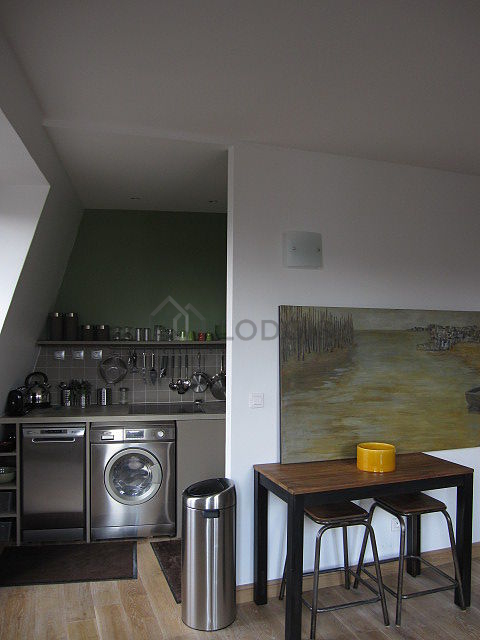 Belle cuisine avec du parquet au sol
