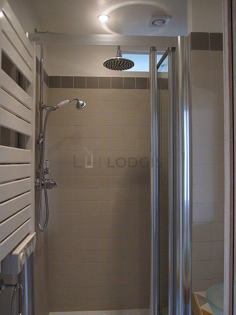 Belle salle de bain avec du carrelage au sol