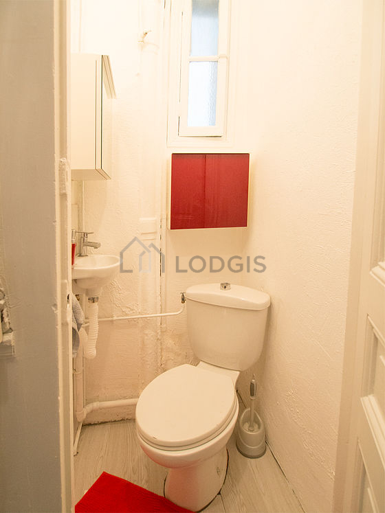Toilettes indépendantes de la salle d'eau