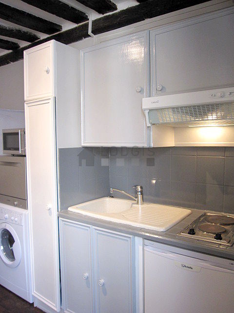 Cuisine équipée de lave linge, réfrigerateur, freezer, hotte