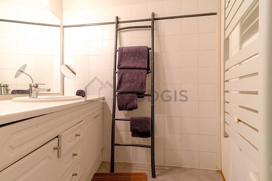 Bathroom equipped with bath towels