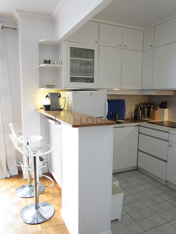 Belle cuisine de 6m² avec du carrelage au sol
