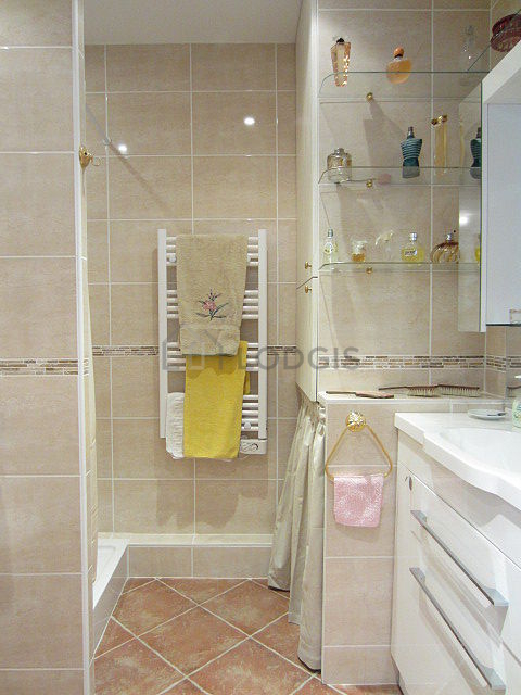 Salle de bain équipée de lave linge, serviettes de bain