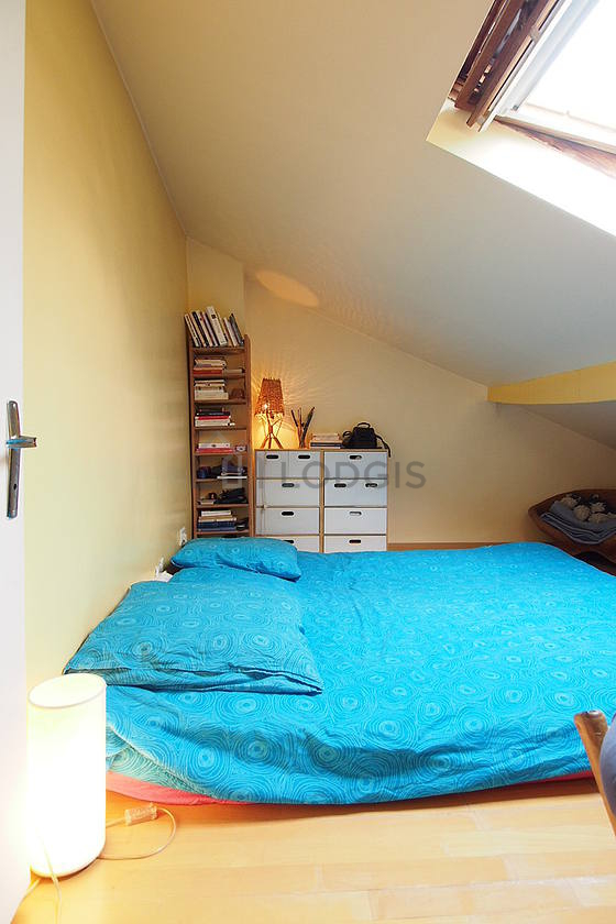 Chambre avec du parquet au sol