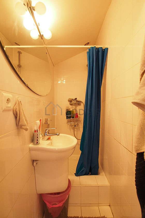 Salle de bain avec du carrelage au sol
