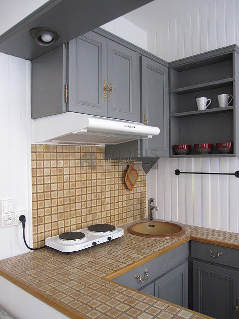 Cuisine dînatoire pour 2 personne(s) équipée de plaques de cuisson, réfrigerateur, freezer, hotte