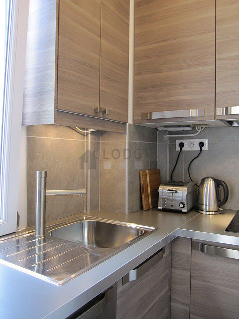 Cuisine équipée de lave vaisselle, plaques de cuisson, réfrigerateur, freezer