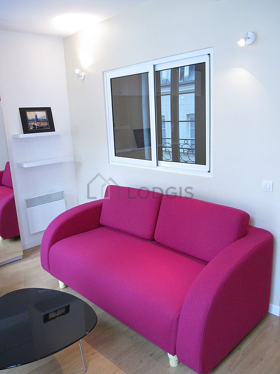 Living room of 13m² with wooden floor