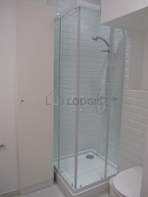 Salle de bain équipée de lave linge, douche séparée