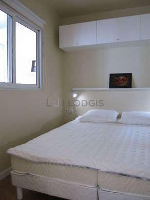 Bedroom of 6m² with woodenfloor