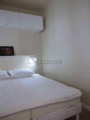 Quiet bedroom for 2 persons equipped with 2 bed(s) of 80cm