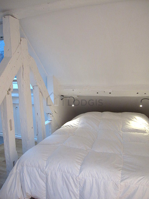 Chambre avec du parquet au sol