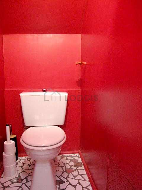 Toilettes indépendantes de la salle d'eau