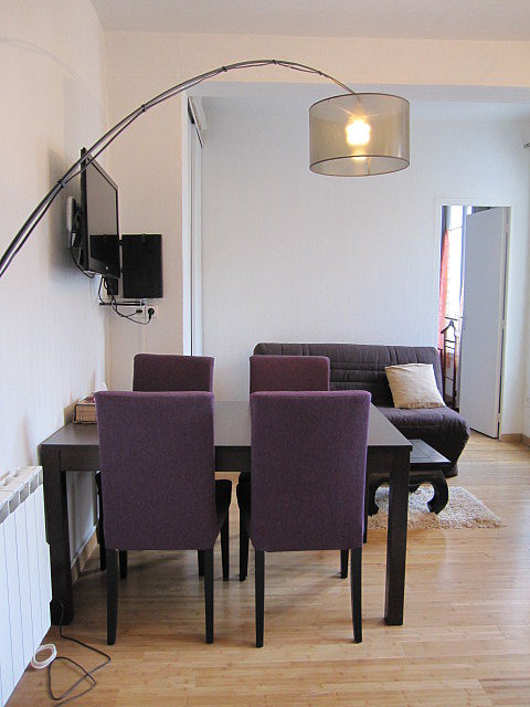 Salon avec du parquet au sol