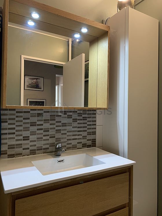 Salle de bain équipée de lave linge, serviettes de bain