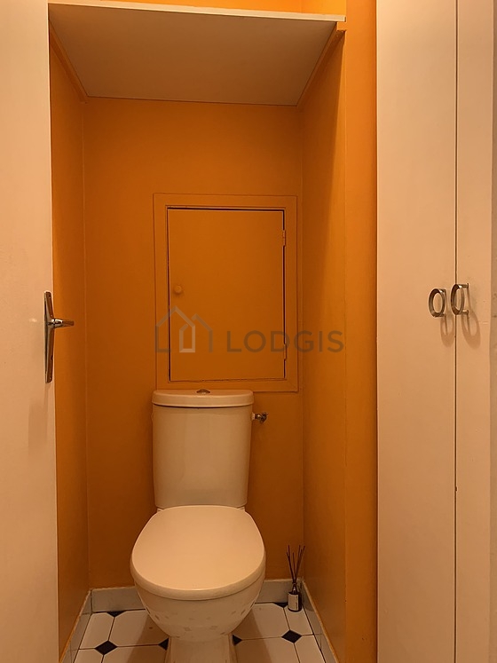 Toilettes indépendantes de la salle d'eau