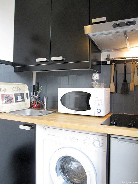 Kitchen equipped with washing machine, refrigerator, freezer, extractor hood