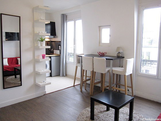 Séjour calme équipé de 2 canapé(s) lit(s) de 120cm, télé, lecteur de dvd