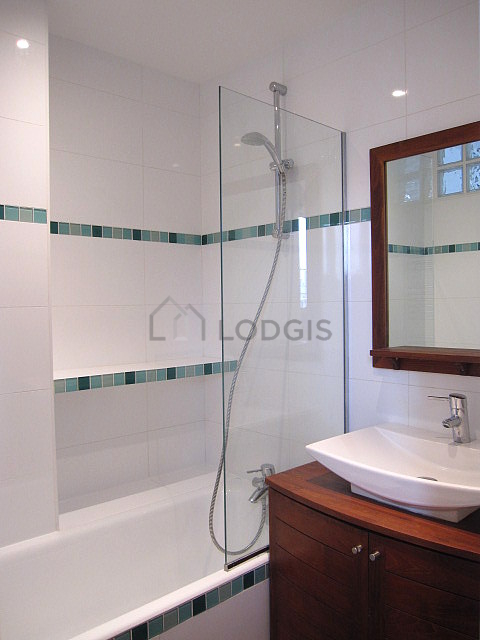Bathroom equipped with bath towels
