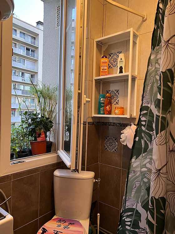 Bathroom equipped with bath towels
